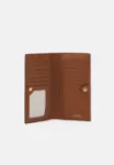 Picture of Lauren Ralph Lauren | Slim Wallet Wallet Medium